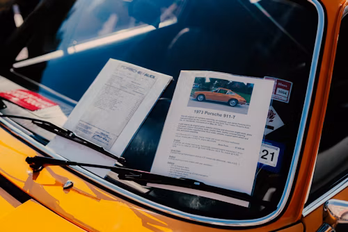 Dokumenty wymagane przy podpisaniu umowy najmu pojazdu w DensCar Żywiec. Zawsze sprawdź, czy masz przy sobie dowód osobisty i ważne prawo jazdy. Formalności związane z wynajmem samochodu – prosto i przejrzyście z DensCar. Podstawowe dokumenty do wynajmu auta – wystarczą dwa: dowód osobisty i prawo jazdy. ✅ Marketingowe / przyjazne: Tylko dwa dokumenty dzielą Cię od podróży z DensCar! W DensCar formalności to tylko chwila – dokumenty, podpis i możesz jechać! Wynajem auta bez zbędnych papierów – szybko i sprawnie w DensCar Żywiec. Z dokumentami w ręku – gotowy na drogę z DensCar! ✅ Lokalne / SEO-friendly: Dokumenty do wynajmu auta w Żywcu i okolicach – sprawdź, co przygotować. Wypożyczenie samochodu w DensCar Żywiec – tylko z aktualnym prawem jazdy i dowodem.