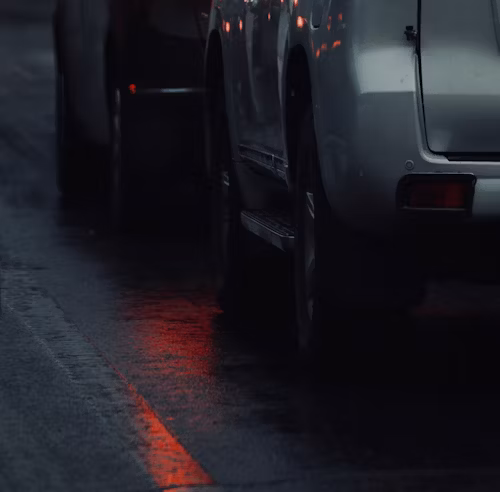 Bezpieczeństwo przede wszystkim – pomiar alkoholu przed wynajmem auta w DensCar.

Sprawdzamy trzeźwość klientów, by zapewnić bezpieczną jazdę.

W DensCar dbamy, aby każdy kierowca był trzeźwy przed odbiorem pojazdu.

Kontrola alkomatem to standardowa procedura przed wydaniem samochodu.

Trzeźwy kierowca to bezpieczna podróż – tak działamy w DensCar Żywiec.

Teksty alternatywne (ALT):
Pomiar alkoholu alkomatem w wypożyczalni samochodów DensCar.

Pracownik DensCar sprawdza stan trzeźwości klienta przed wynajmem auta.

Alkomat i dokumenty podczas kontroli trzeźwości w wypożyczalni w Żywcu.

Test na obecność alkoholu u klienta wypożyczalni samochodów DensCar.

Kontrola trzeźwości kierowcy przed podpisaniem umowy wynajmu auta.