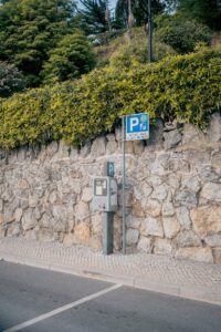 Parkometry a wynajem auta – jak i gdzie płacić za parkowanie?