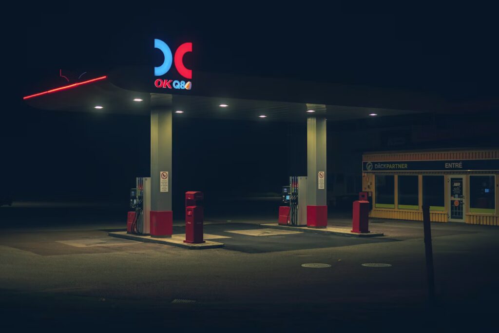 Tankowanie przed zwrotem wypożyczonego auta? To uczciwe rozwiązanie, które stosujemy w DensCar Żywiec – pełny do pełnego. Sprawdź, jak to działa!Zastanawiasz się, czy trzeba tankować auto przed jego zwrotem? W DensCar Żywiec stawiamy na jasne zasady – pełny bak przy odbiorze i pełny przy zwrocie. Bez ukrytych kosztów i nieprzyjemnych niespodzianek.