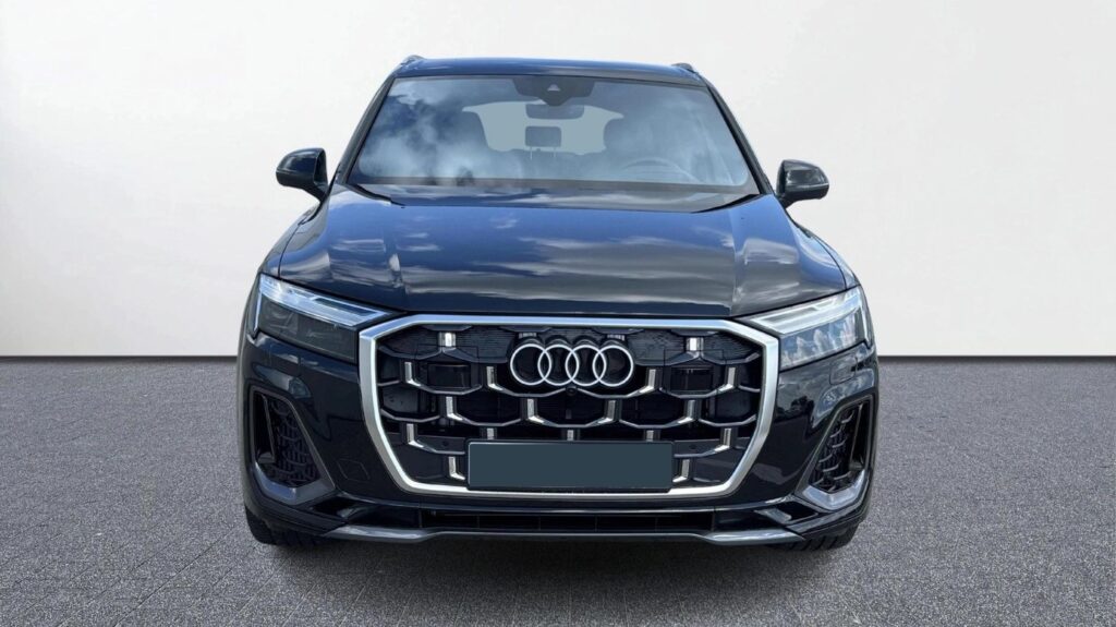 Lifestyle: „Audi Q7 – idealny towarzysz rodzinnych podróży w luksusie i komforcie.” Biznesowy: „Audi Q7 – prestiżowy SUV premium, który podkreśla profesjonalizm i klasę.” Technologiczny: „Audi Q7 – nowoczesny SUV naszpikowany innowacyjnymi systemami wspierającymi kierowcę.” Praktyczny: „Audi Q7 – przestronne wnętrze, 7 miejsc i komfort jazdy na najwyższym poziomie.” Sportowy akcent: „Audi Q7 – dynamiczny SUV z napędem quattro i imponującymi osiągami.” Premium: „Audi Q7 – elegancja, jakość i niemiecka precyzja w jednym samochodzie.” Marketingowy: „Audi Q7 – luksus, który możesz mieć na co dzień dzięki ofercie Denscar.”