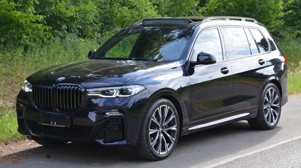 Elegancki / lifestyle „BMW X7M – luksus i moc w jednym, samochód stworzony do podróży w wielkim stylu.” Techniczny / rzeczowy „BMW X7M – ponad 530 KM mocy, przestrzeń dla 7 osób i technologia klasy premium.” Emocjonalny / storytelling „BMW X7M – kiedy każda trasa staje się wyjątkową przygodą.” Ekskluzywny / prestiżowy „BMW X7M – prestiż, który widać i czuć od pierwszego kilometra.” Z CTA dla wypożyczalni „Poczuj luksus i moc BMW X7M – dostępne w Denscar.”