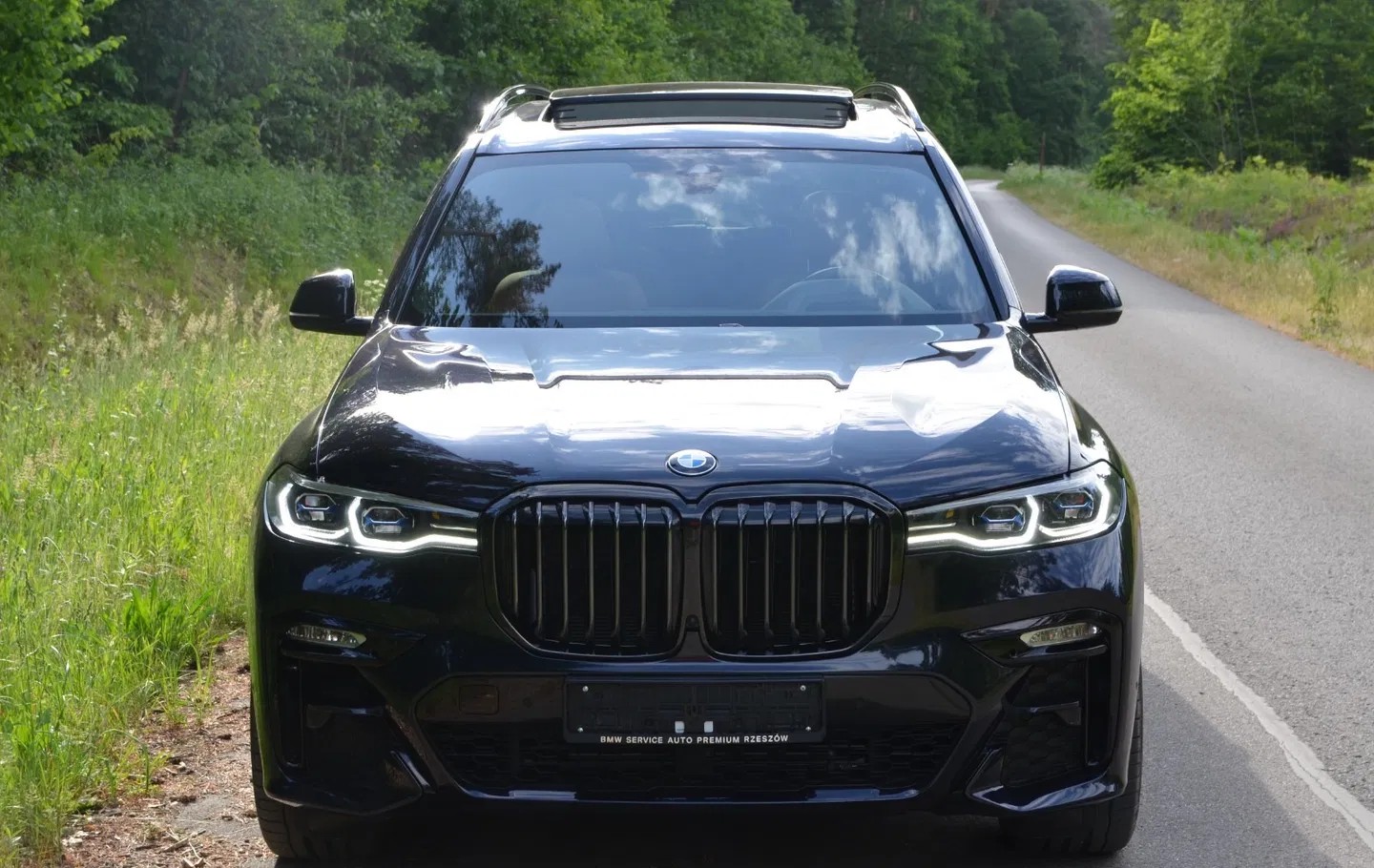 Elegancki / lifestyle „BMW X7M – luksus i moc w jednym, samochód stworzony do podróży w wielkim stylu.” Techniczny / rzeczowy „BMW X7M – ponad 530 KM mocy, przestrzeń dla 7 osób i technologia klasy premium.” Emocjonalny / storytelling „BMW X7M – kiedy każda trasa staje się wyjątkową przygodą.” Ekskluzywny / prestiżowy „BMW X7M – prestiż, który widać i czuć od pierwszego kilometra.” Z CTA dla wypożyczalni „Poczuj luksus i moc BMW X7M – dostępne w Denscar.”