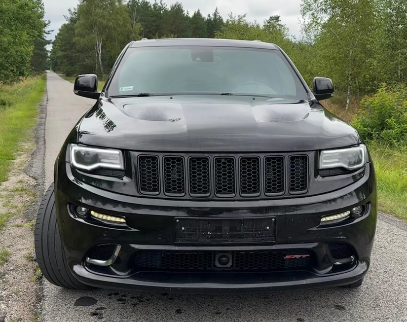Jeep Grand Cherokee SRT – potężny SUV 475 KM dostępny w wypożyczalni Denscar Wynajem Jeep Grand Cherokee SRT – luksus, moc i terenowe możliwości w Denscar Jeep Grand Cherokee SRT – sportowy SUV z silnikiem HEMI do wynajęcia SUV Jeep Grand Cherokee SRT – ekstremalne osiągi i komfort dostępne w Denscar Jeep Grand Cherokee SRT – luksusowy i dynamiczny SUV na wynajem w Denscar Wypożycz Jeep Grand Cherokee SRT w Denscar – potężna moc i sportowy charakter Jeep Grand Cherokee SRT – amerykański SUV premium do wynajęcia w Denscar